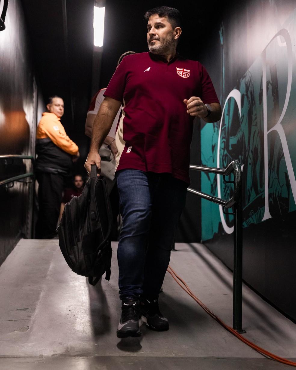 Eduardo Barroca, técnico do CRB, no Couto Pereira — Foto: Francisco Cedrim/ASCOM CRB
