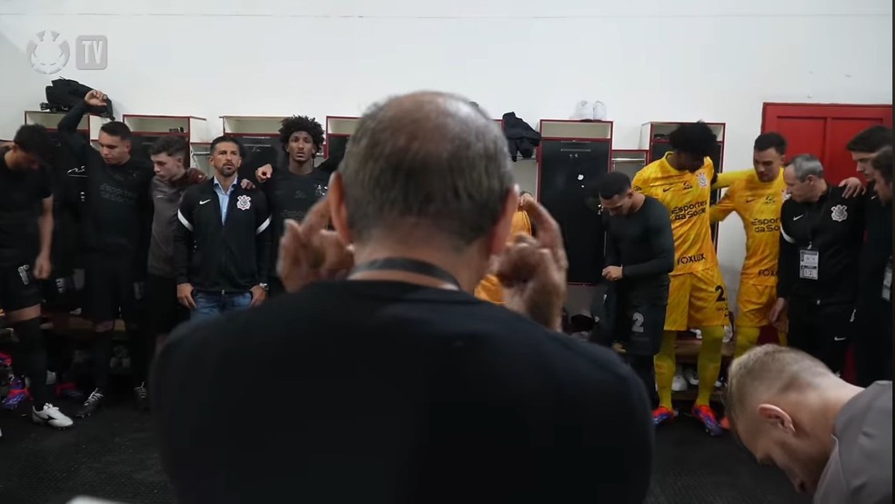 Ramón Díaz orienta jogadores em vestiário do Corinthians — Foto: Reprodução