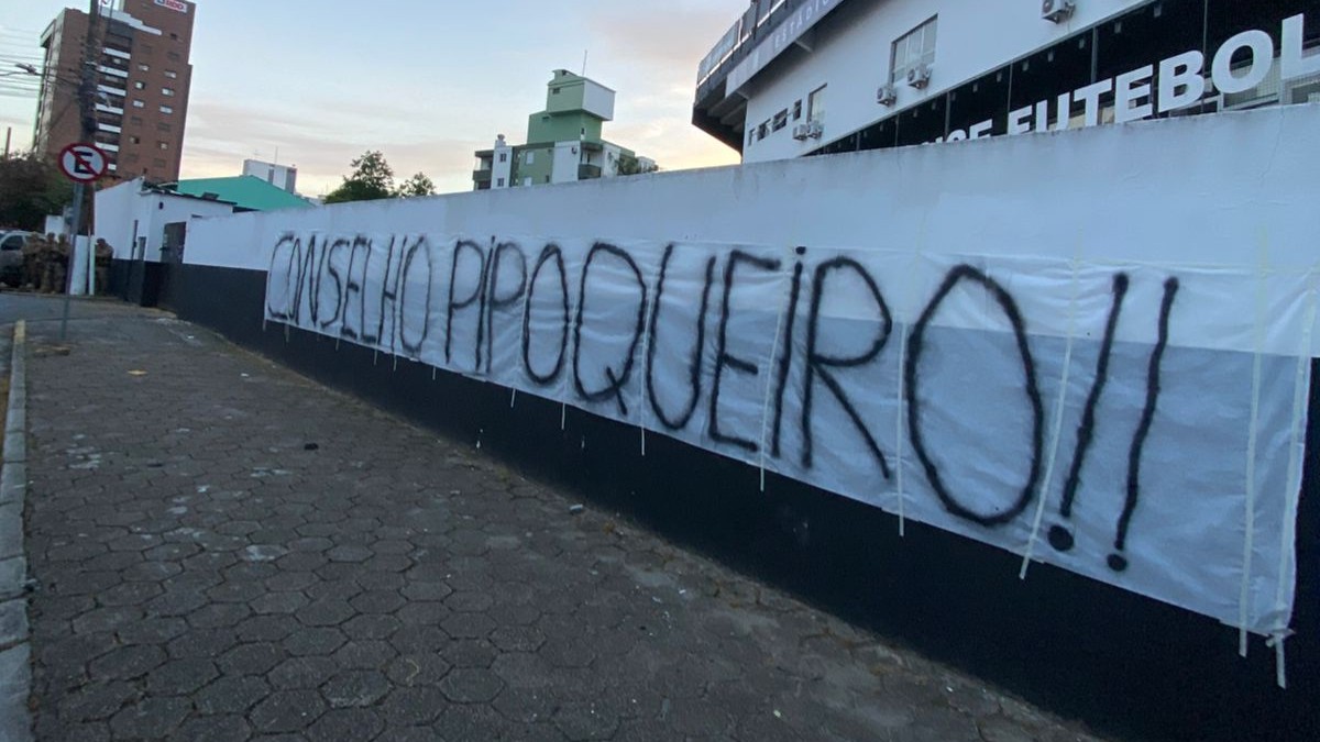 Torcedores do Figueirense protestam contra a diretoria