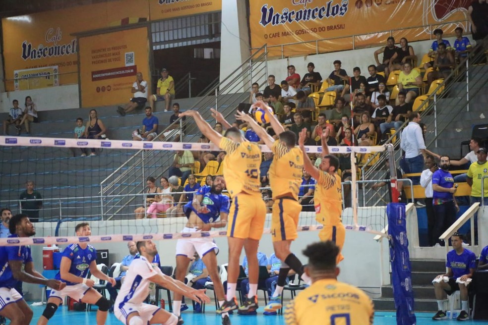 Na volta ao profissional, JF Vôlei bate Minas no tie-break na