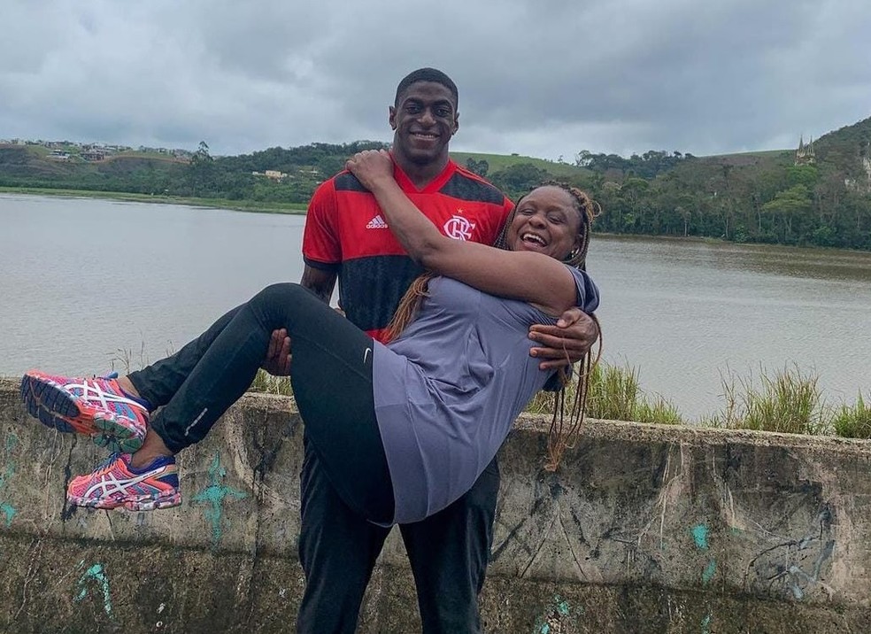 Com a mãe no colo, Luiz Maurício veste a camisa do Flamengo — Foto: Cláudia Dias/Arquivo pessoal