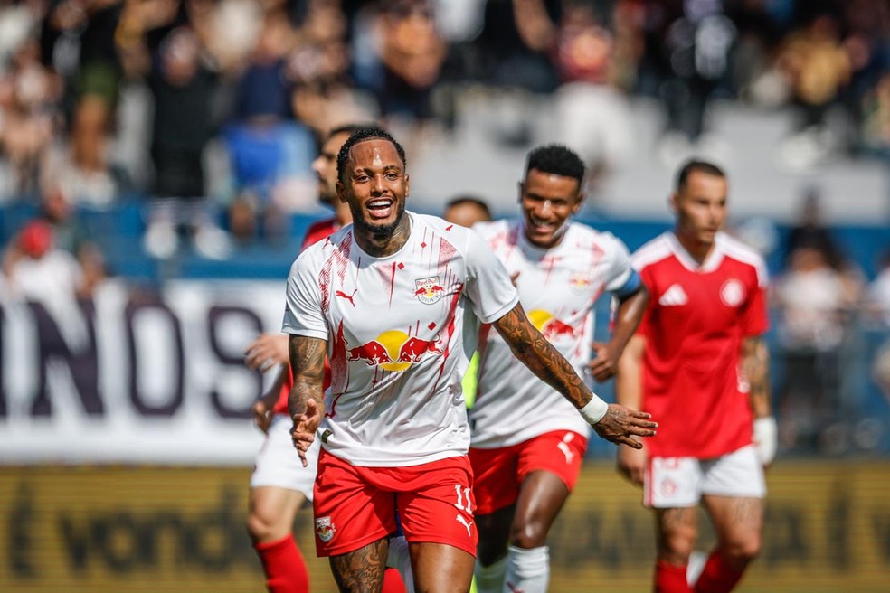 Fernando, do Bragantino, comemora gol contra o Internacional — Foto: Ari Ferreira/Red Bull Bragantino