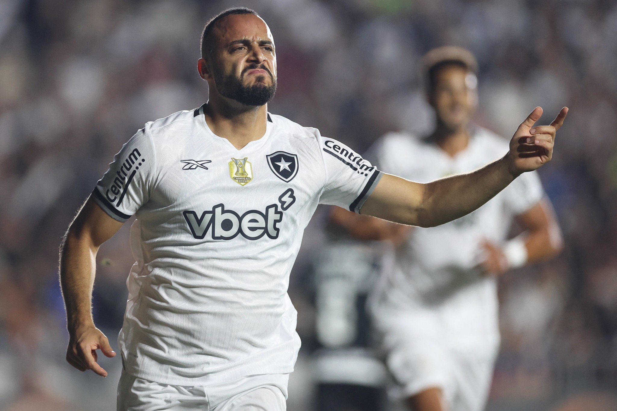 Arthur Cabral cita missões no Botafogo, adaptação rápida e preparo físico: 