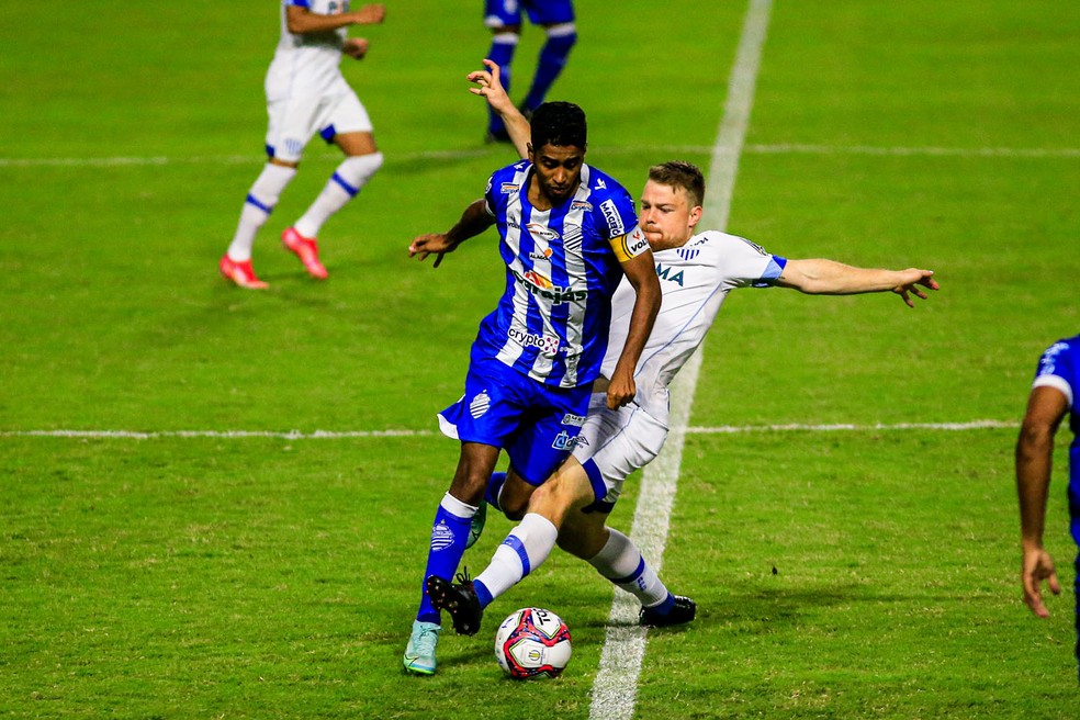 Gabriel em atuação contra o Avaí, pela Série B de 2021 — Foto: Ailton Cruz/Gazeta de Alagoas