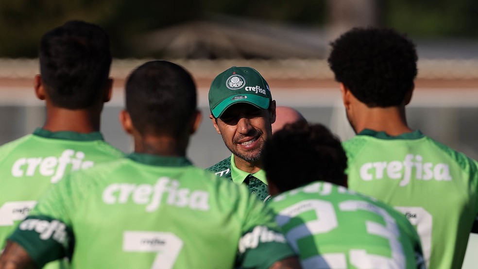 Abel conversa com jogadores do Palmeiras em treino — Foto: Cesar Greco
