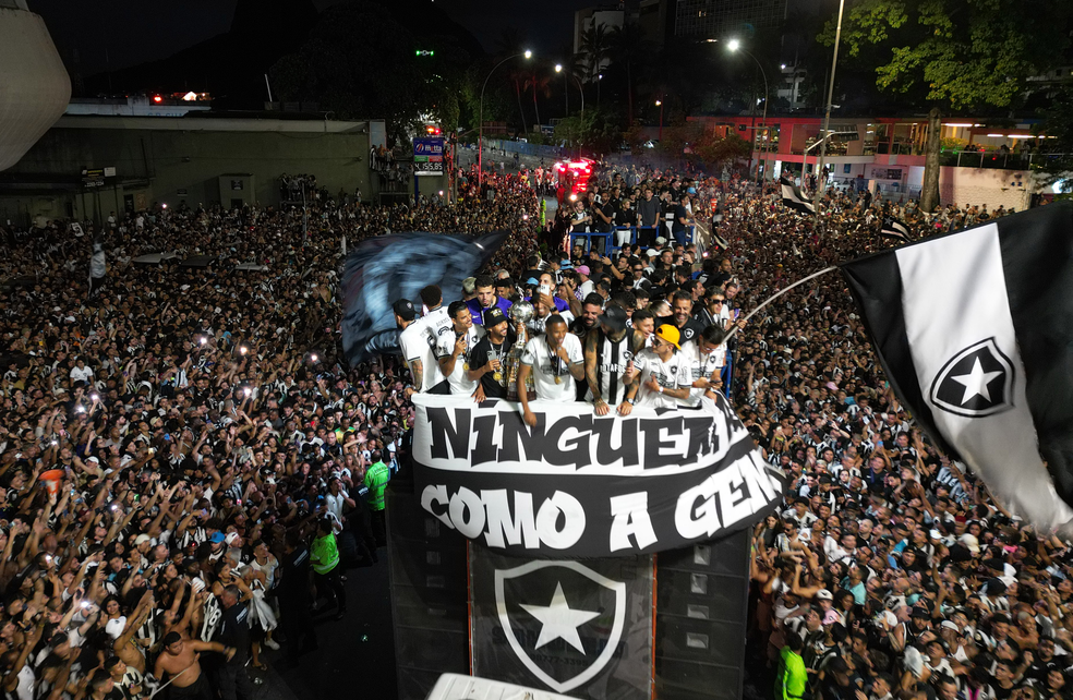 Botafogo comemora conquista da Libertadores — Foto: André Durão/ge