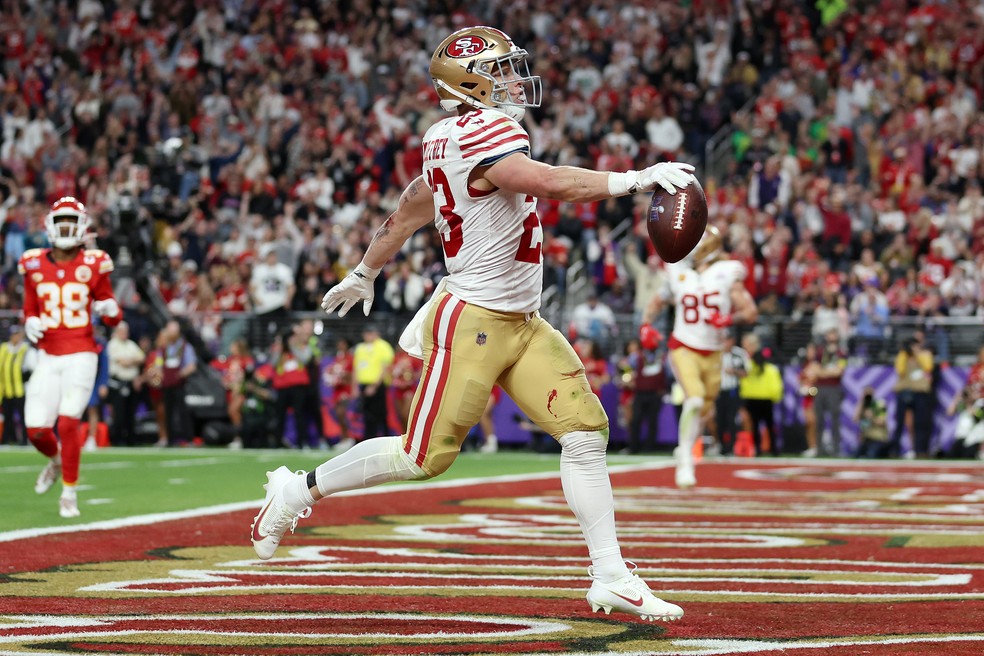 Christian McCaffrey, do San Francisco 49ers, marca o primeiro touchdown do Super Bowl LVIII — Foto: Ezra Shaw/Getty Images