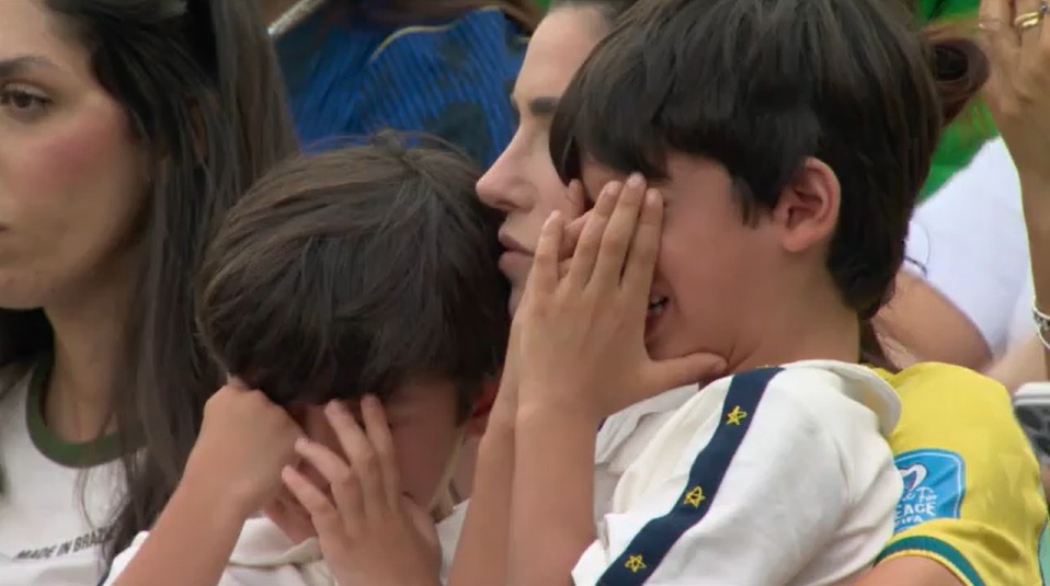 Filhos de Paquetá choram muito no estádio após eliminação do Brasil na Copa do Mundo