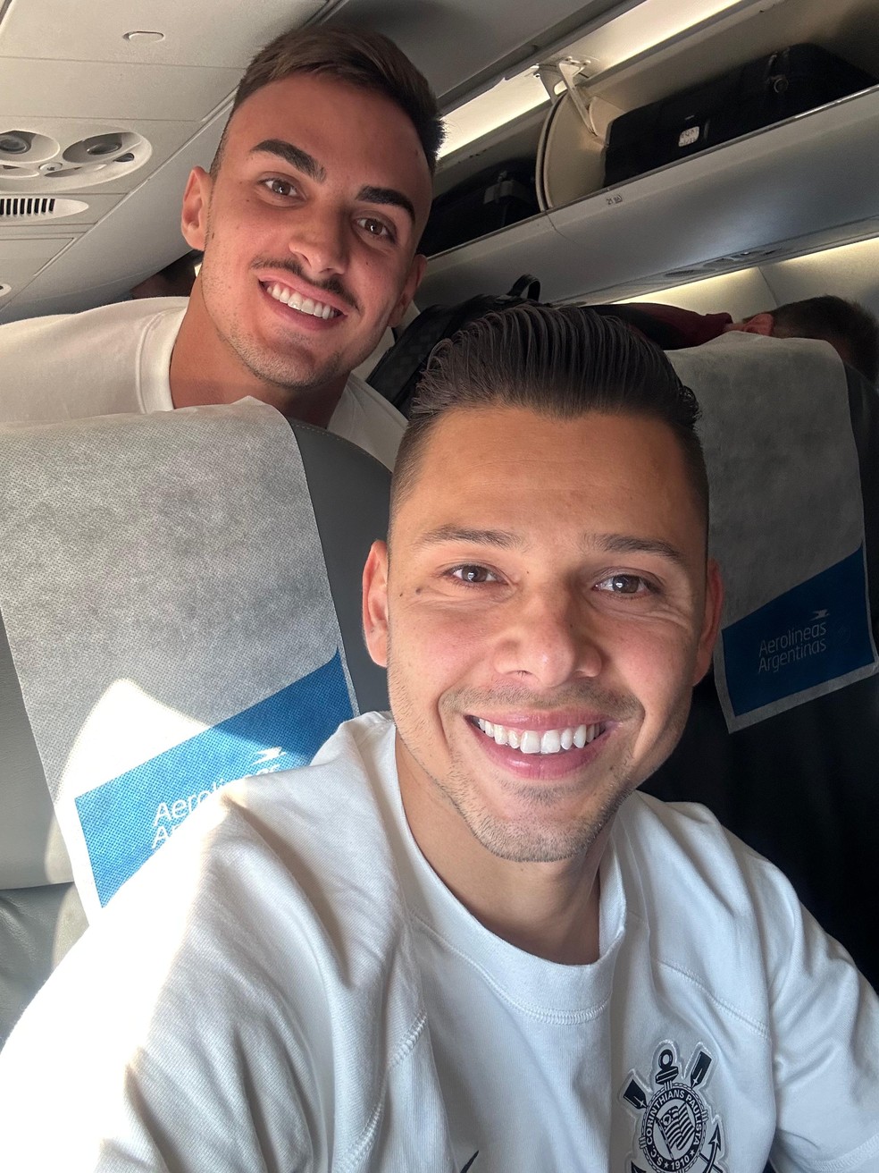 Romero e Matheus Donelli no avião rumo a Assunção, capital do Paraguai