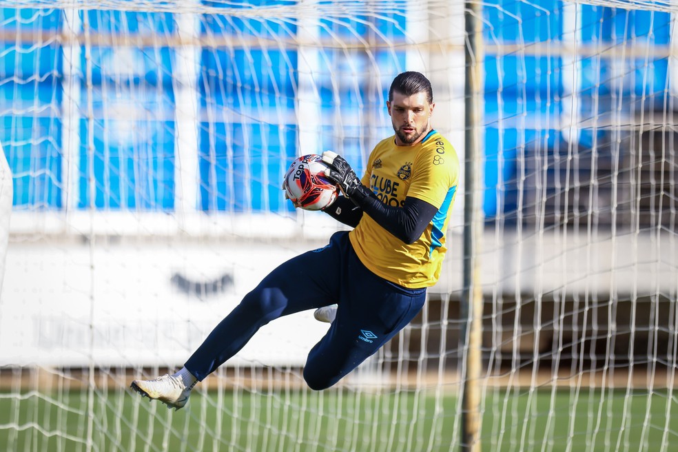 Tiago Volpi em treino do Grêmio — Foto: Lucas Uebel/Grêmio