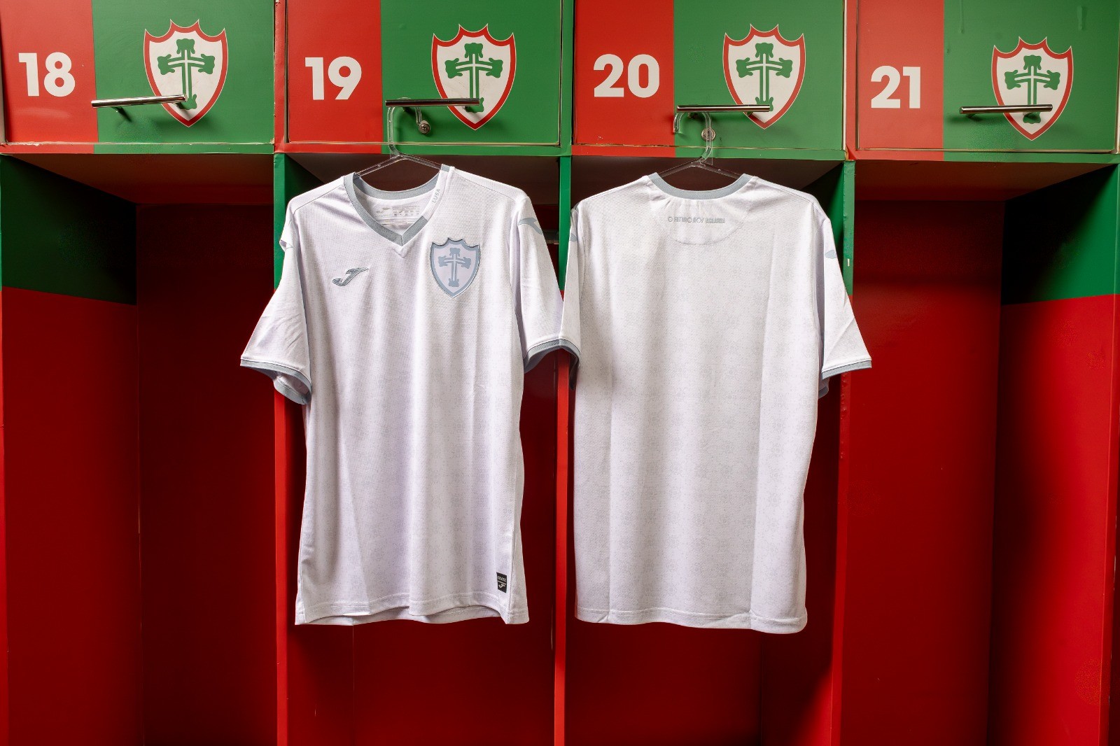 Portuguesa estreia novo uniforme branco contra a Ponte Preta