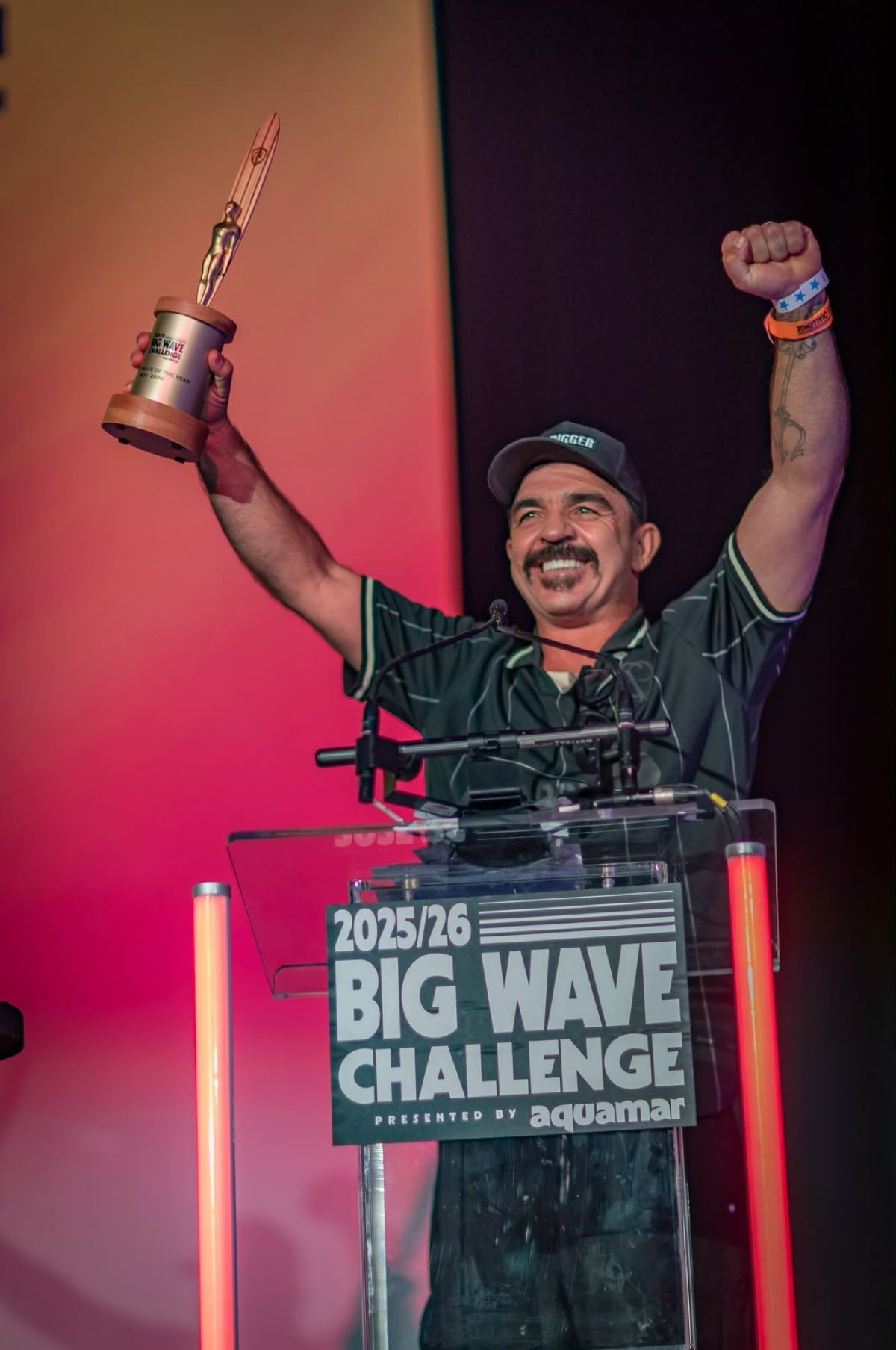 Rodrigo Koxa vence 'Oscar' de ondas gigantes e mira recorde mundial
