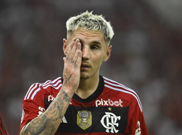Flamengo divulga lesão no ligamento do joelho de Varela; tratamento será conservador