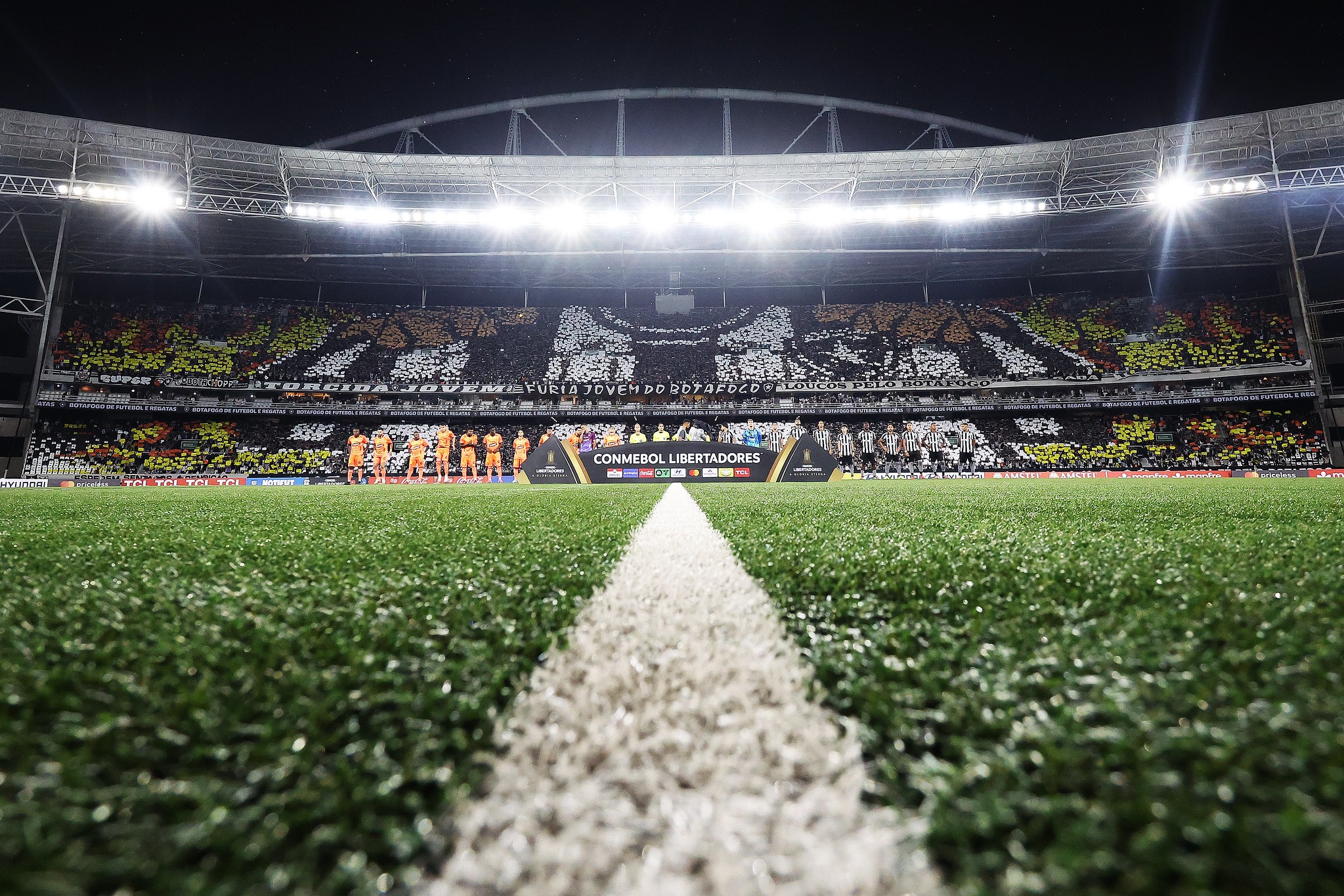 Conmebol abre processo disciplinar contra o Botafogo por atraso e meias fora do padrão