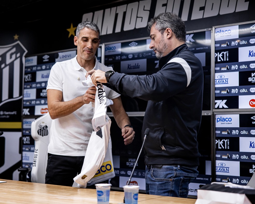 Vojvoda recebe a camisa do Santos das mãos do diretor Alexandre Mattos — Foto: Raul Baretta/Santos FC