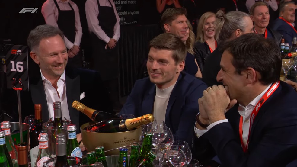 Max Verstappen sorri timidamente após piada de apresentador em evento da F1 — Foto: Divulgação/YouTube F1