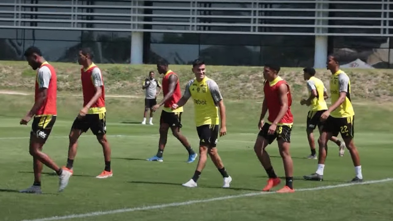 Veja lancesbetboo personagemCharly Alcaraz no primeiro treino no Flamengo