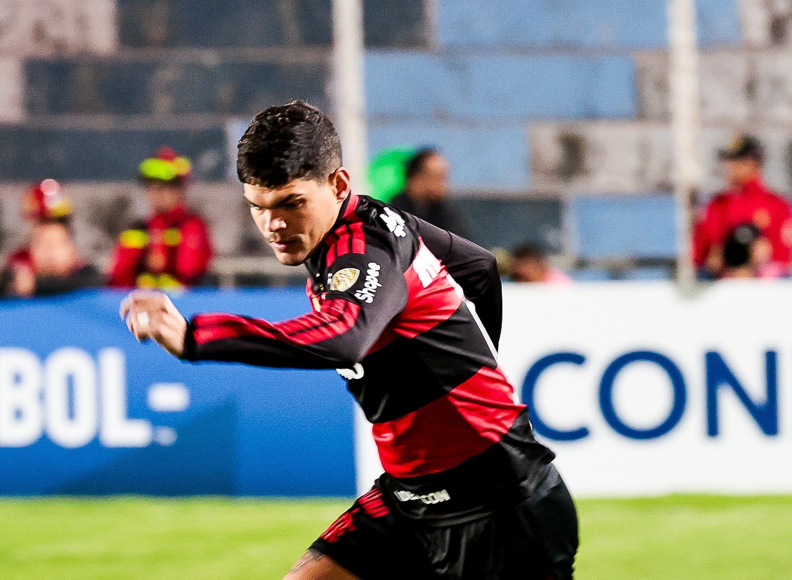 Ayrton Lucas se lesiona e deixa campo chorando em Flamengo x Bragantino