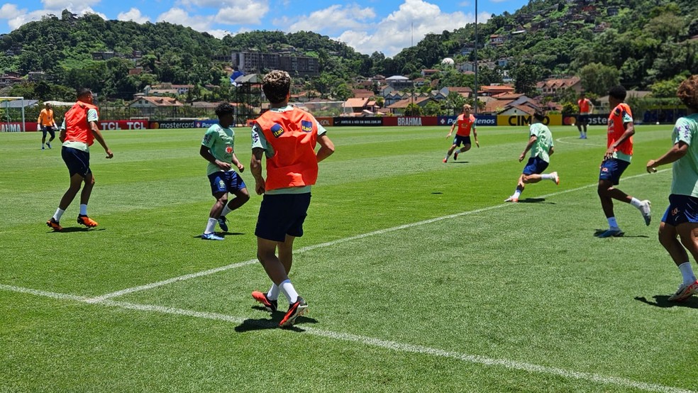 Ramon promoveu mais testes no segundo tempo do coletivo da seleção pré-olímpica — Foto: Rodrigo Lois