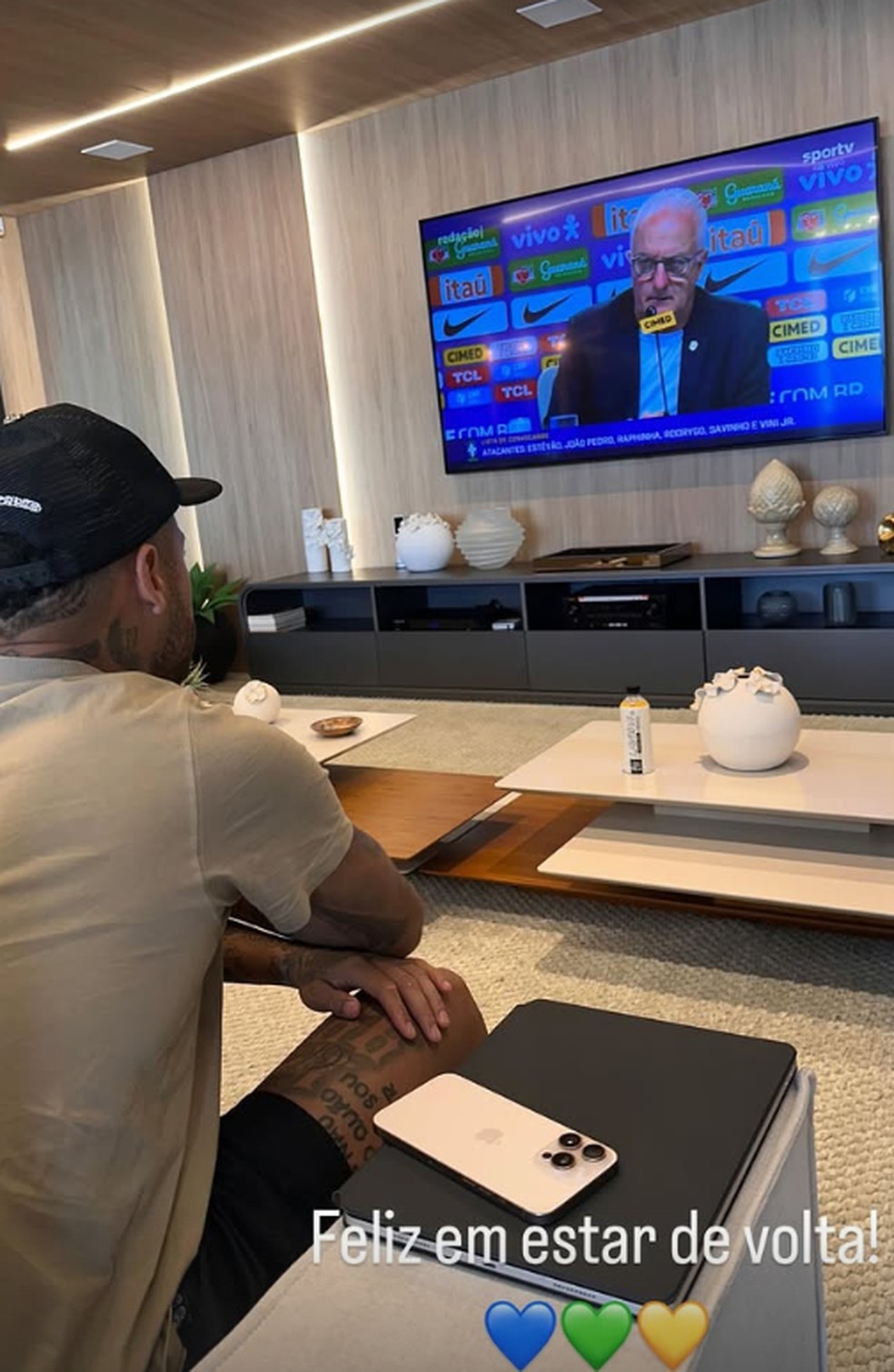 Neymar assistindo a convocao da seleo brasileira  Foto: Reproduo/Instagram Neymar