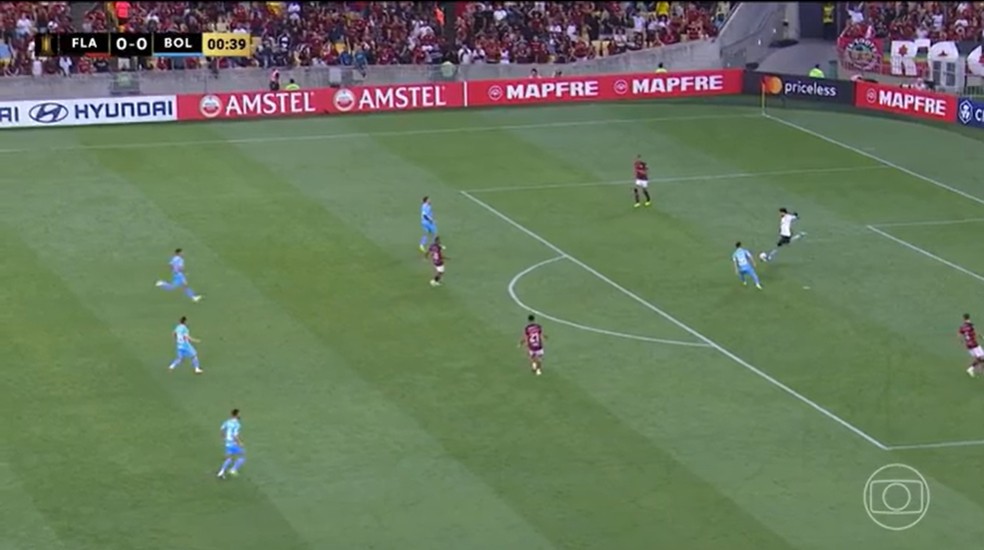 Bolívar sobe com cinco homens, e Rossi quebra em Ayrton, que raspa, e Cebolinha leva no fundo