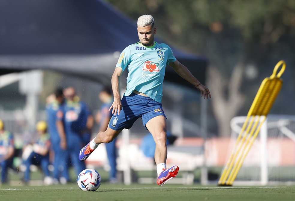 Andreas Pereira em treinamento da Seleção em Orlando — Foto: Rafael Ribeiro / CBF