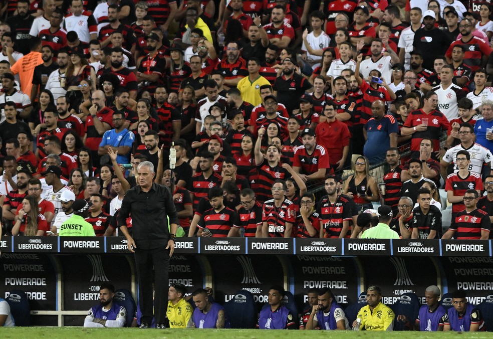 Tite e o banco de reservas do Flamengo, com Gabigol, no Maracanã contra o Millionarios — Foto: André Durão