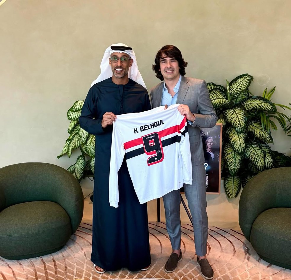 Empresário Diego Fernandes entrega camisa do São Paulo a Khalfan Belhoul, do Dubai Future Foundation — Foto: Reprodução
