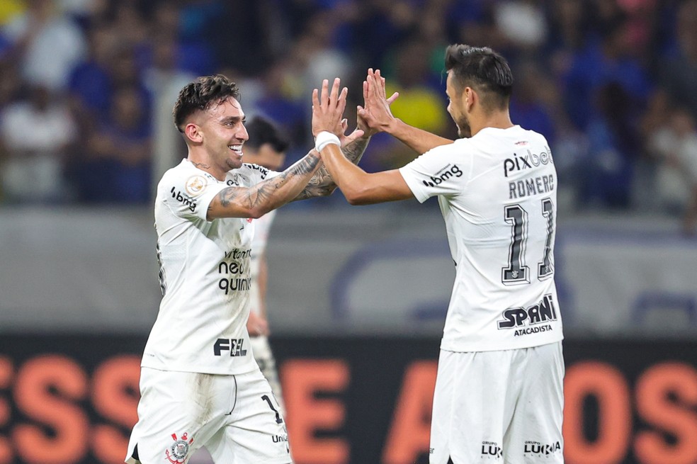 Mosquito e Romero comemoram gol do Corinthians contra o Cruzeiro — Foto: Gilson Lobo/AGIF