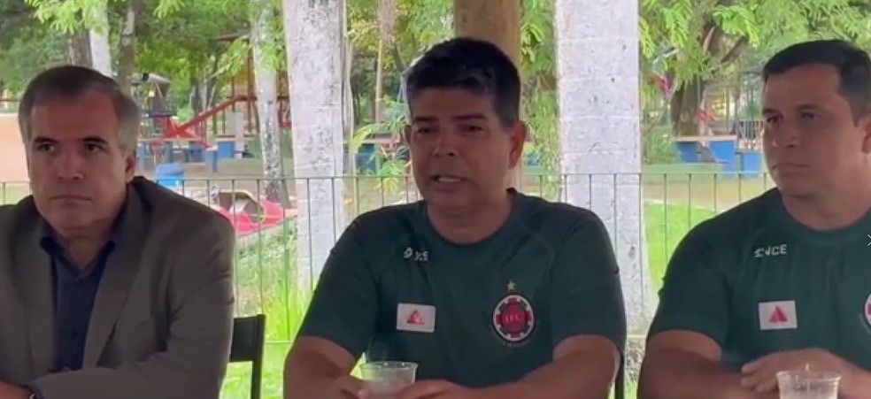 Marcos Valadares (centro) vai comandar o Ipatinga  — Foto: Reprodução/Inter TV dos Vales