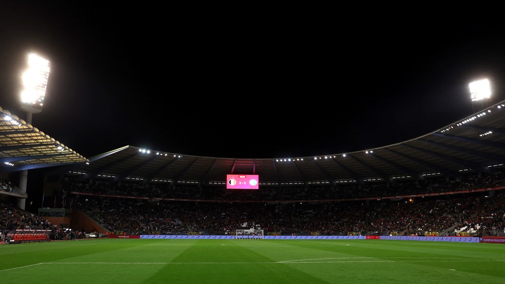 Estádio Rei Baudouin, em Bruxelas, após a interrupção de Bélgica x Suécia — Foto: REUTERS/Yves Herman