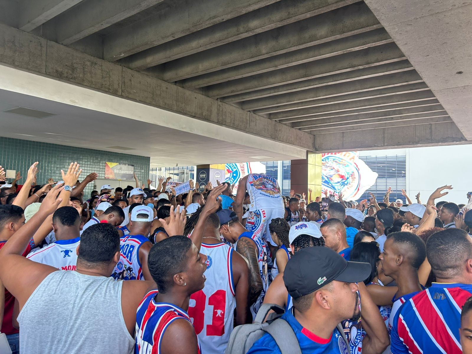 Com criança no colo de Ceni e aeroporto lotado, Bahia viaja