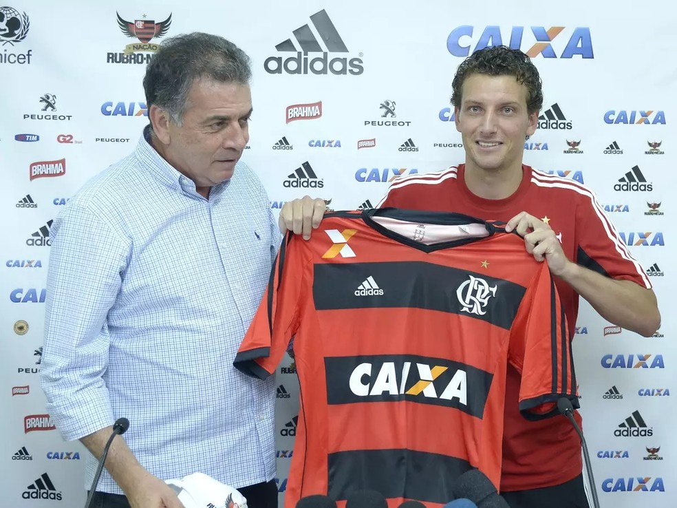 Paulo Pelaipe apresenta Elano no Flamengo em 2014 — Foto: Alexandre Vidal / Fla Imagem