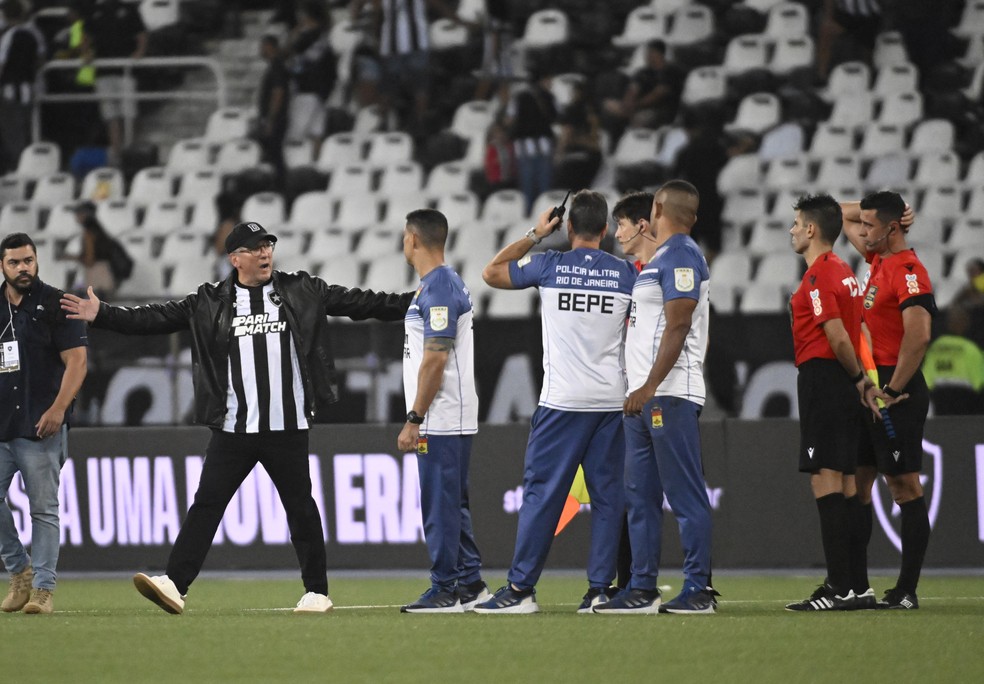 Textor, dono da SAF do Botafogo, reclama com a arbitragem — Foto: André Durão
