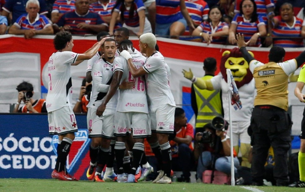 Jogadores do Vasco comemoram gol de Rayan em partida.