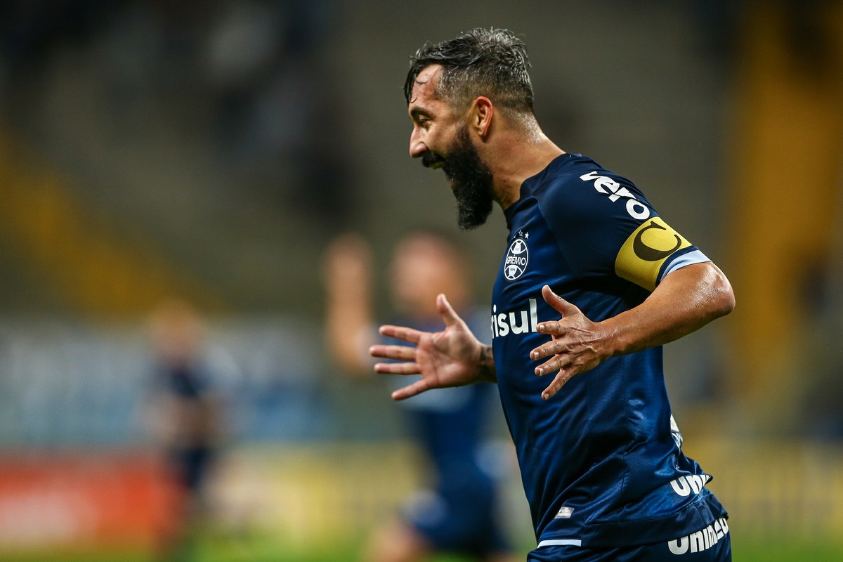 Para comemorar: Douglas faz gol após 656 dias, é 