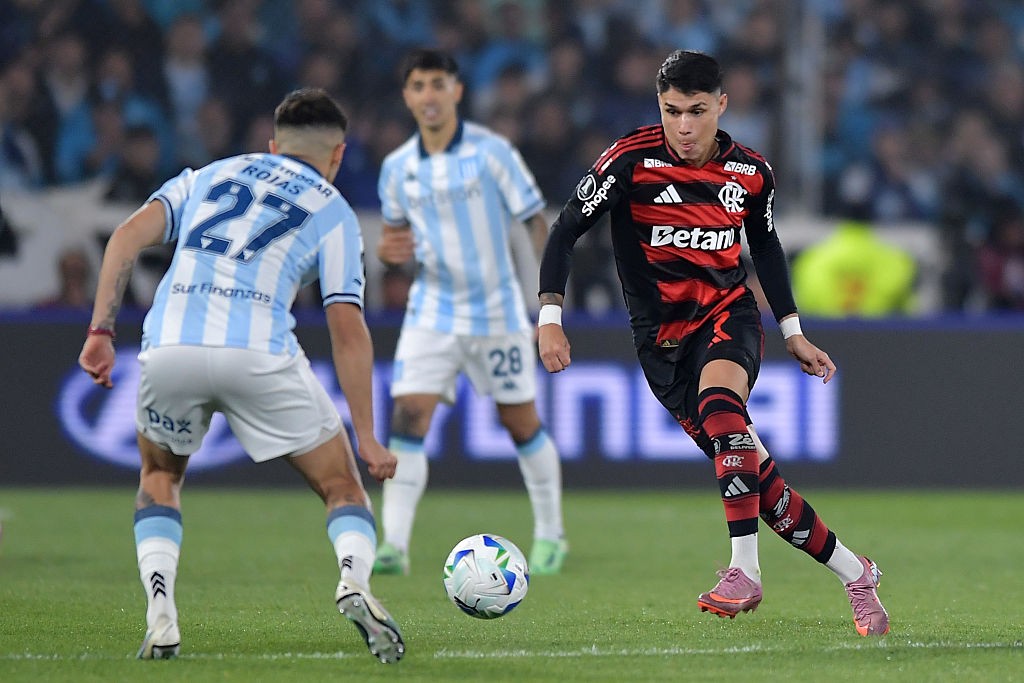 Flamengo supera expulsão e pressão do Racing para garantir vaga na final da Libertadores