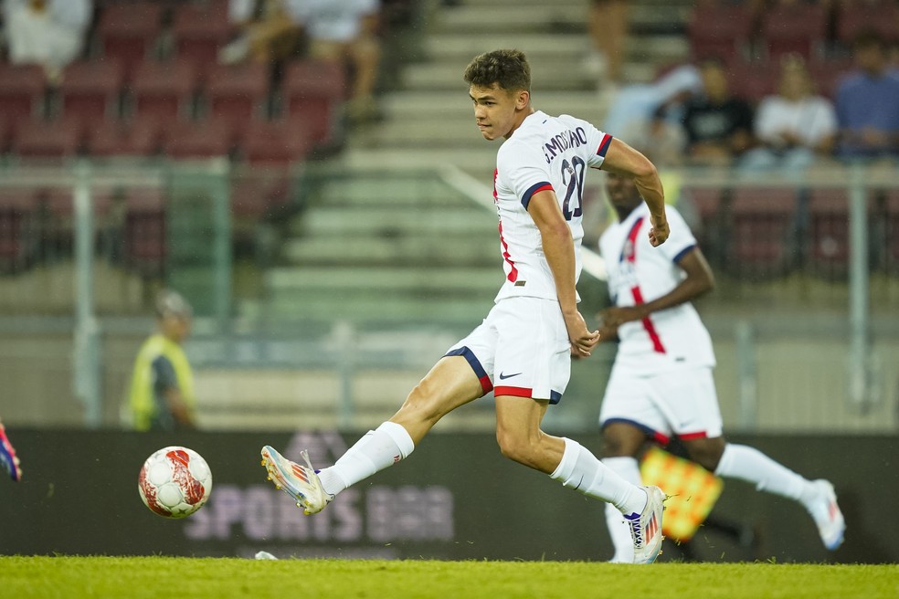 Gabriel Moscardo, em ação durante jogo amistoso do PSG na pré-temporada — Foto: Christian Hofer/PSG via Getty Images