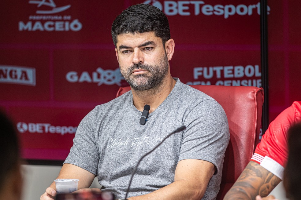 Ari confirma interesse no retorno de Léo Pereira, mas diz que é difícil nesse momento — Foto: Francisco Cedrim/Ascom CRB