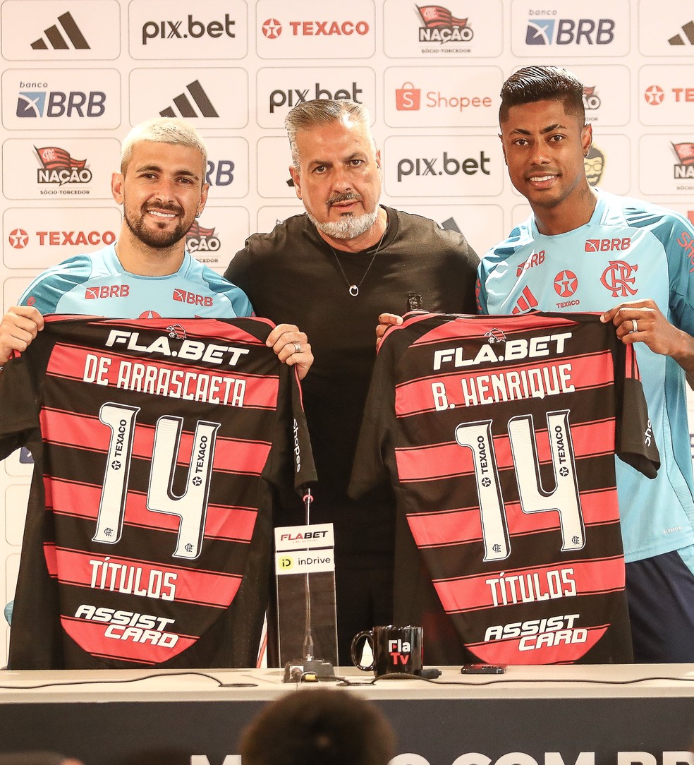Arrascaeta e Bruno Henrique recebem homenagem de José Boto no Flamengo — Foto: Gilvan de Souza / CRF