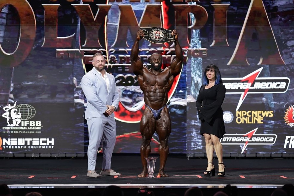 Samson Dauda ao ser premiado como Mr. Olympia na edição 2024 do evento — Foto: Divulgação/Olympia