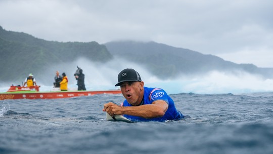 Em duelo de 14 títulos mundiais, Kelly Slater vence Gabriel Medina no Taiti