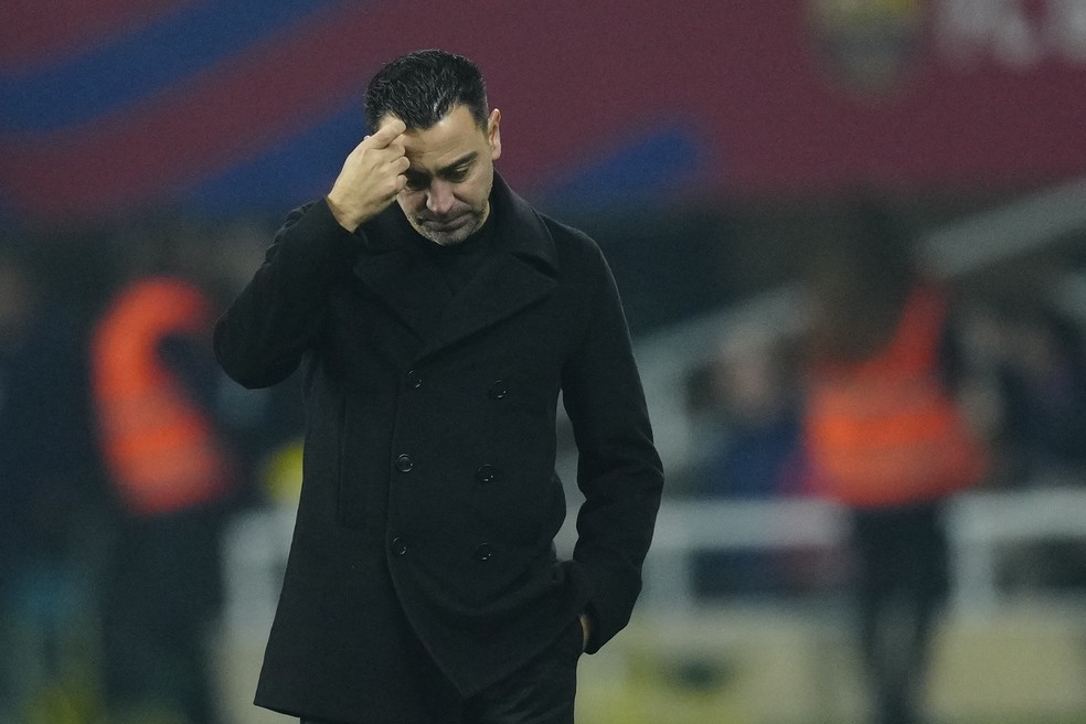 Xavi Hernández, técnico do Barcelona, na derrota para o Villarreal: treinador vai deixar o clube ao fim da temporada — Foto: Enric Fontcuberta/EFE
