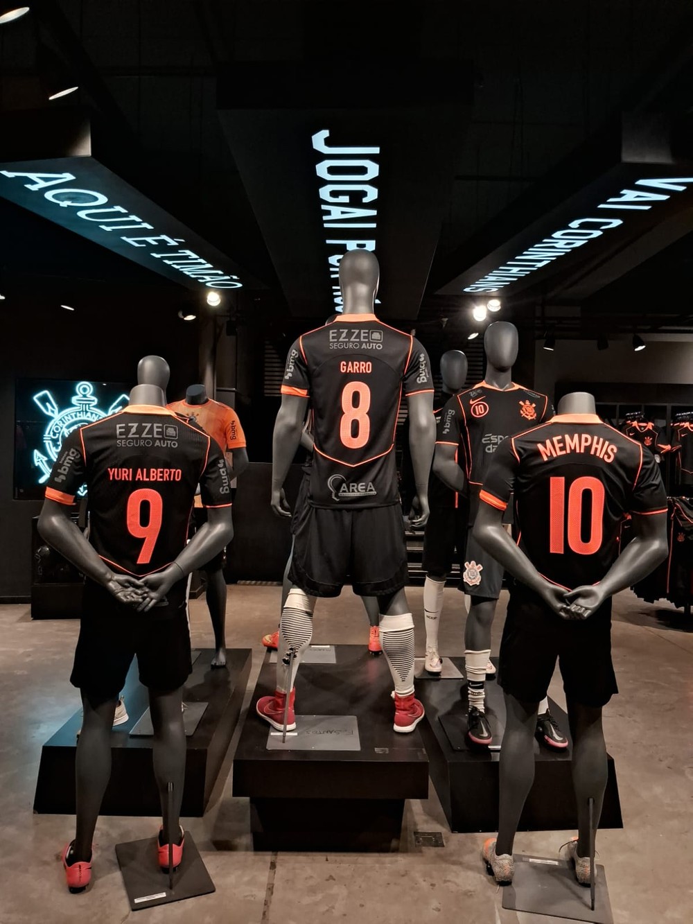 Costas da nova camisa III Corinthians com n&uacute;mero e curva T90