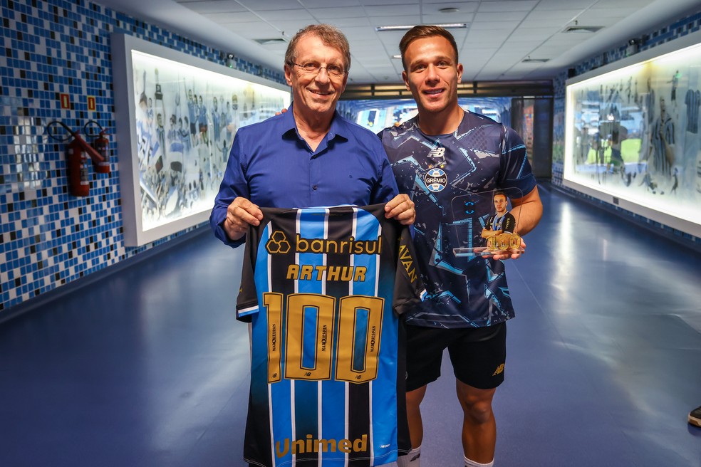 Arthur e o presidente Odorico Roman em reunião no Grêmio para discutir futuro do jogador