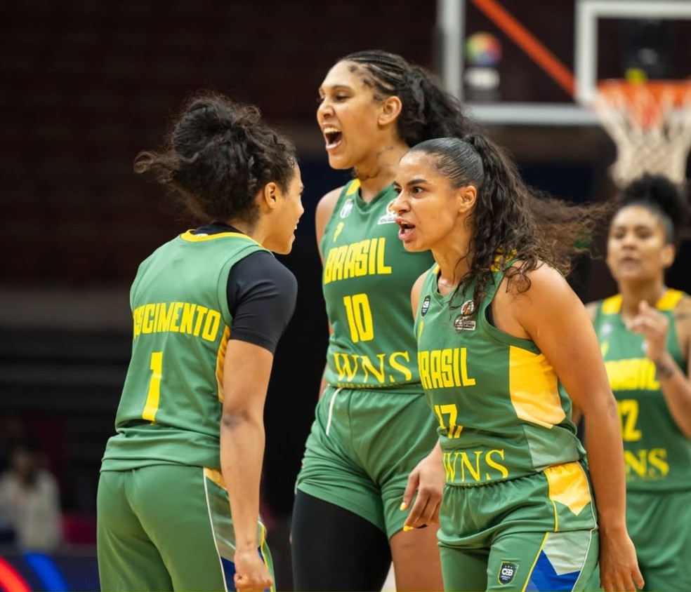 Seleção brasileira feminina de basquete comemora vitória sobre Mali — Foto: Divulgação / CBB