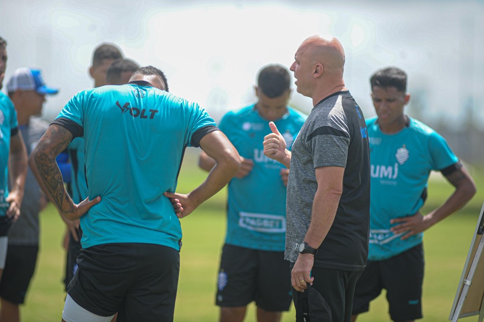 Técnico Rogério Corrêa orienta os jogadores do CSA — Foto: Augusto Oliveira/ASCOM CSA