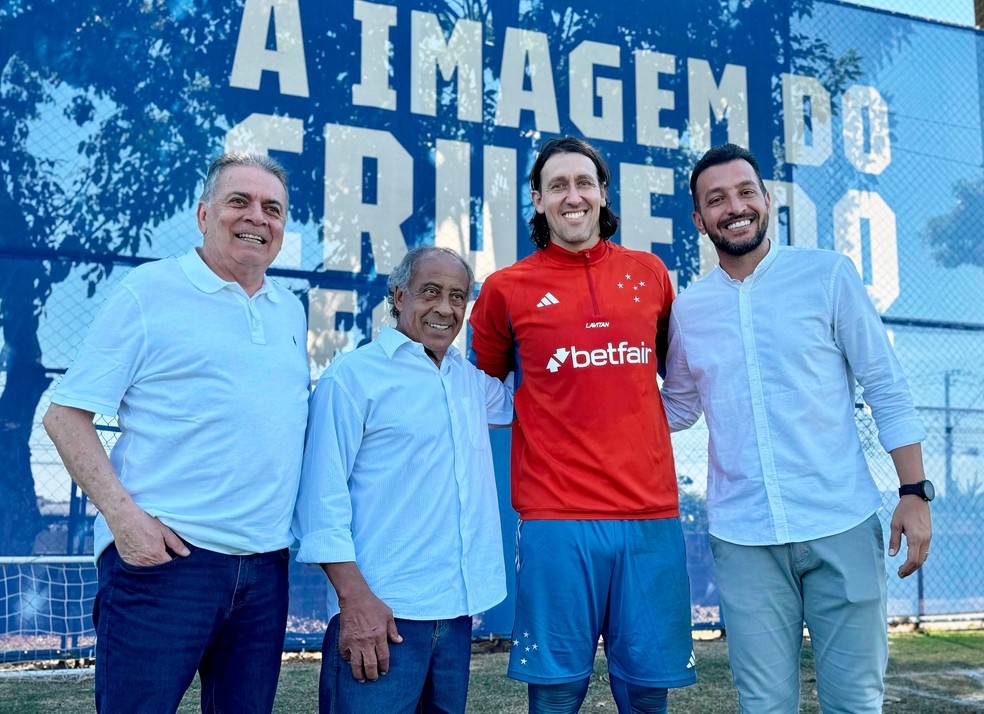 Dirceu Lopes visita Cruzeiro, conhece Cássio e acompanha treino com Paulo Pelaipe e Edu Dracena — Foto: Gustavo Aleixo/Cruzeiro