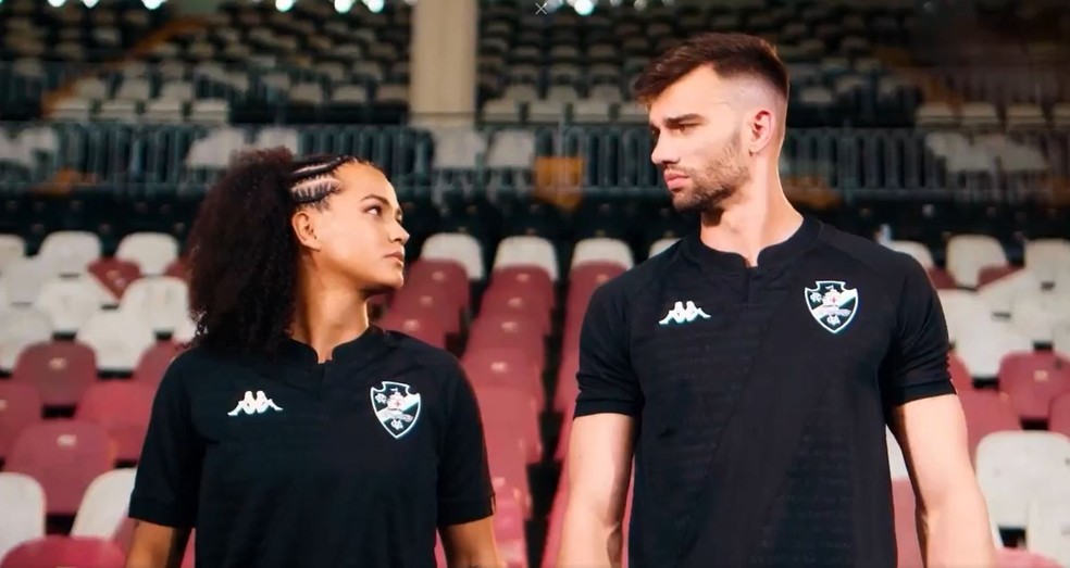Nova terceira camisa do Vasco em homenagem aos 100 anos da Resposta Histórica — Foto: Divulgação / CRVG