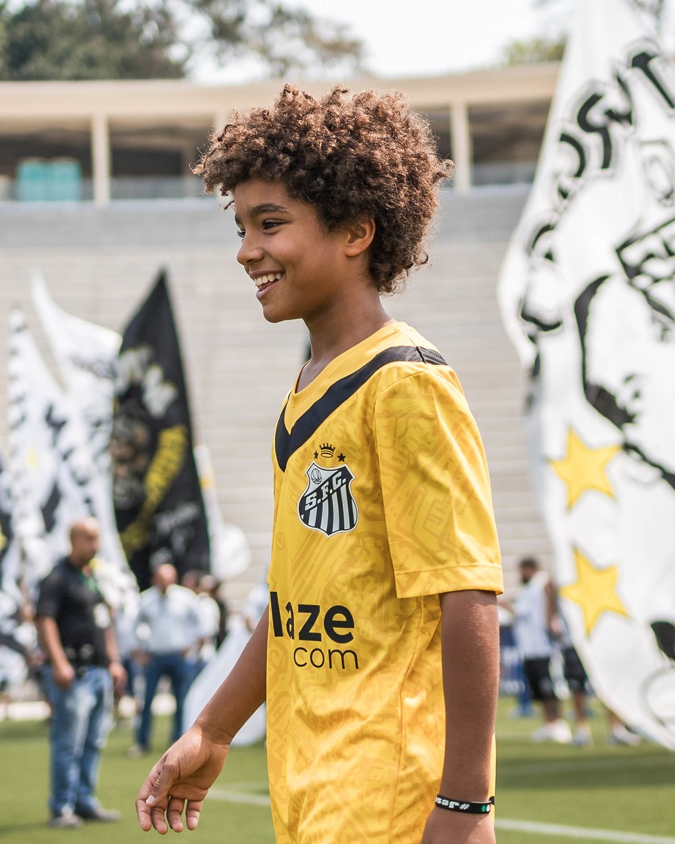 Kauan Basile em evento de lançamento da terceira camisa do Santos — Foto: Bruno Vaz/Santos